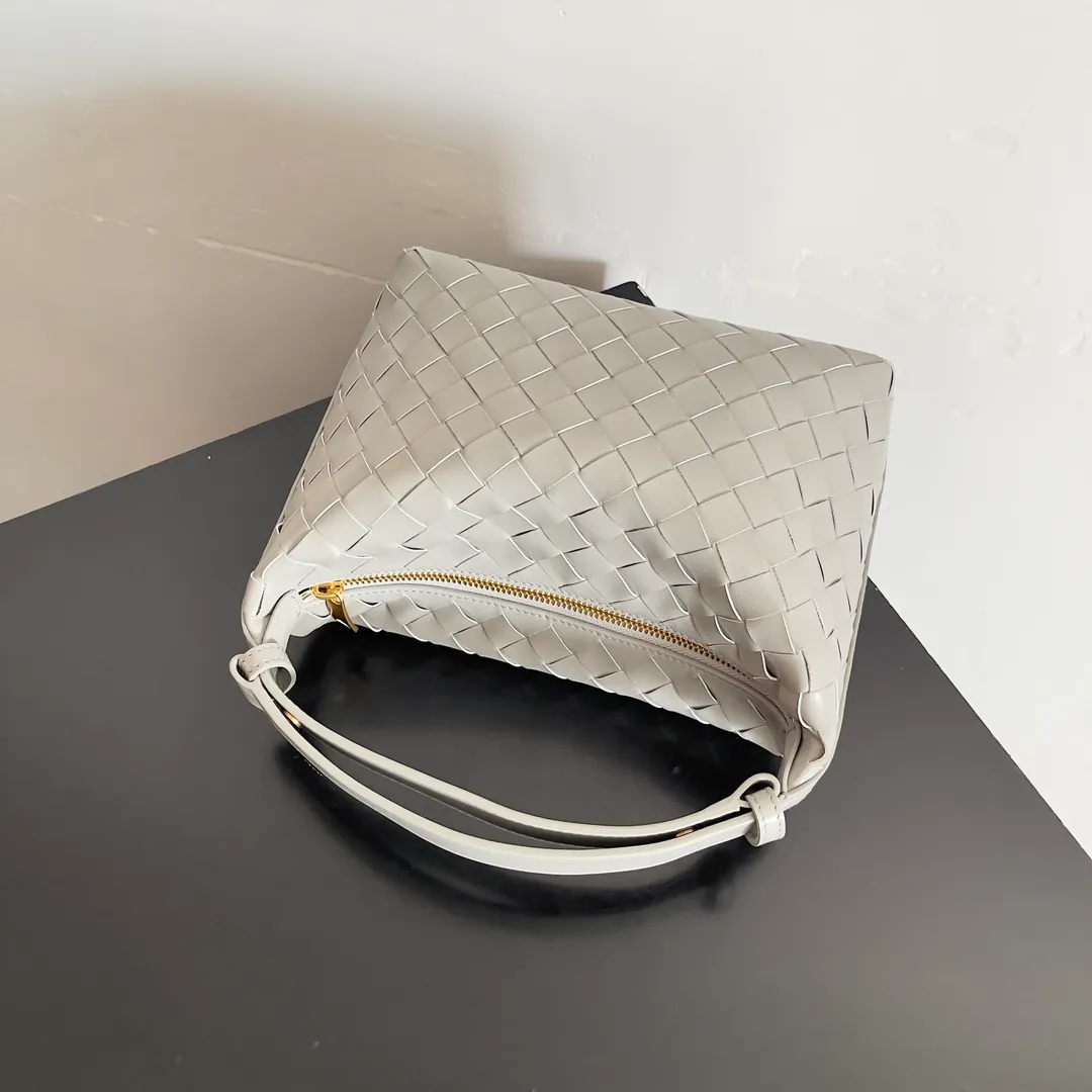 Batch 1360 It is predicted that BV Bottega’s lunch bag will be popular again this year. The entire bag is made of top nappa lambskin, which is very soft and lightweight. It also uses the intrecciato weaving process that the two founders spent several months developing from the beginning of the brand. It is completely hand-woven by Italian craftsmen. It perfectly reflects the craftsmanship of Bottega. The entire bag shape is also a very practical and popular lunch box bag type. The slightly curved arc of the bag mouth can also better fit our wrists. Style number: 754443 Size: 22*13*9